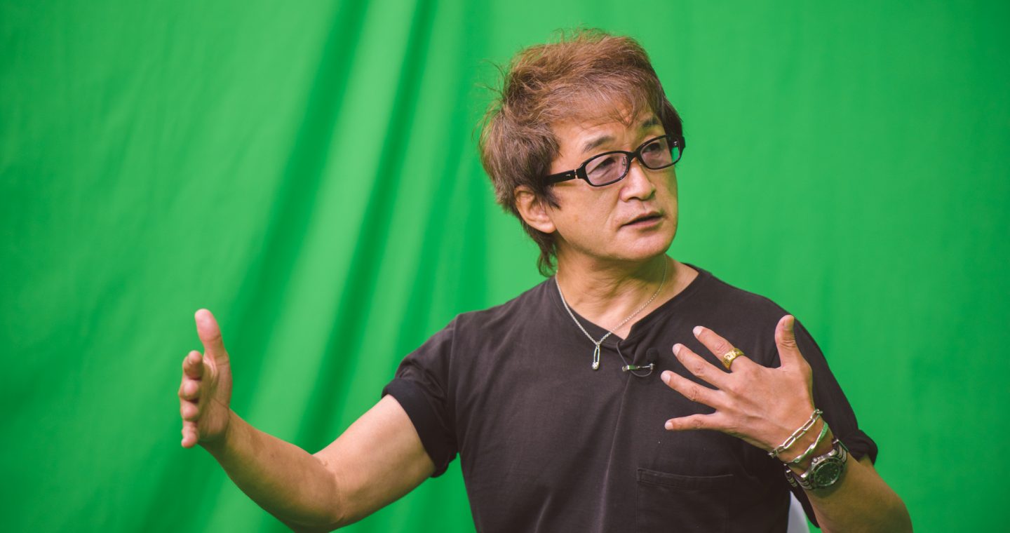 スタジオでデビュー作の『メイキャッパー』について語る板垣恵介先生