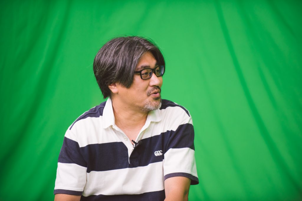 スタジオで『こづかい万歳』について語る吉本浩二先生
